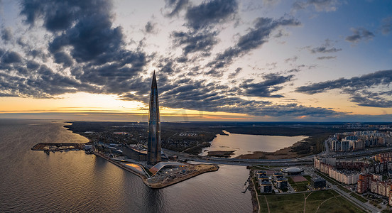 俄罗斯，圣彼得堡，2020 年 5 月 6 日：日落时拉赫塔中心摩天大楼的空中全景图像，夜间照明亮起，它是欧洲最高的摩天大楼，竣工