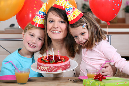 和孩子们一起庆祝生日的女人