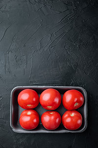 红色成熟的西红柿，黑色背景，带有文本复制空间