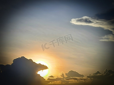 变化的云摄影照片_夕阳美景，夕阳前龙似龙，云纹观景大开眼界，最佳想象背景