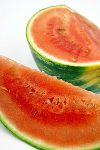 食品红摄影照片_坐在白色背景上的水果食品红西瓜切片