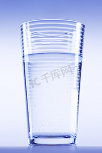 杯子里的纯净水