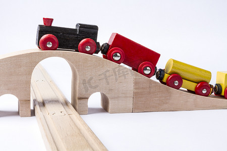 桥上的木制玩具火车