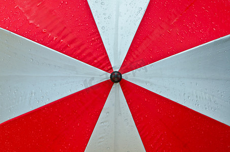 红伞和水滴
