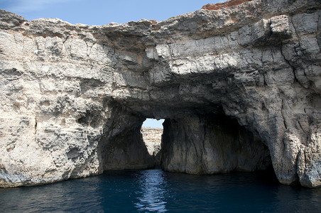 蓝色大海摄影照片_戈佐岛上的岩石和蓝色大海