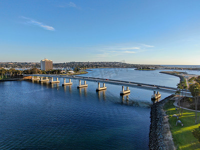 圣地亚哥 Mission Bay 的鸟瞰图，在夏日阳光明媚的日子里有 Ingraham Street 桥。