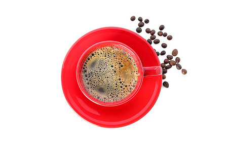 一杯红咖啡，咖啡豆在白色背景下被隔离，顶视图。
