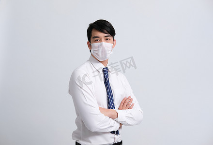 戴防护面具的商人男子抵御感冒病毒 b