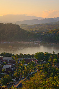 下午，从高处俯瞰老挝琅勃拉邦市和湄公河。