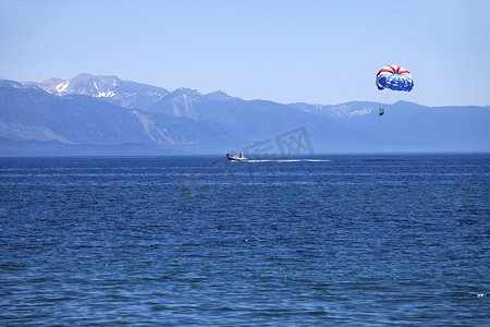 在太浩湖滑翔伞。