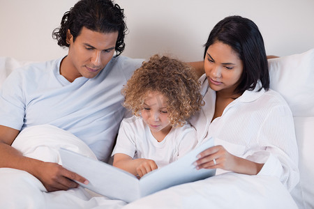 幸福的家庭喜欢一起读书