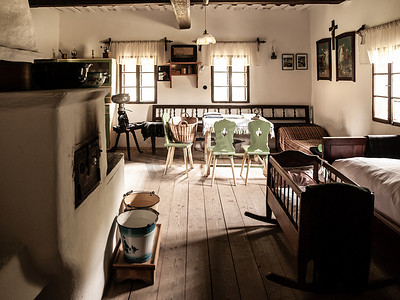 有床、摇篮、熔炉、桌和椅子的葡萄酒室在老农村房子里。