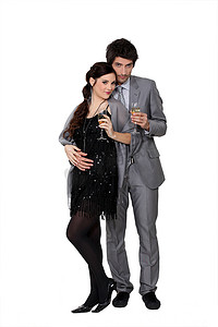 一对漂亮的夫妇喝着长笛香槟。