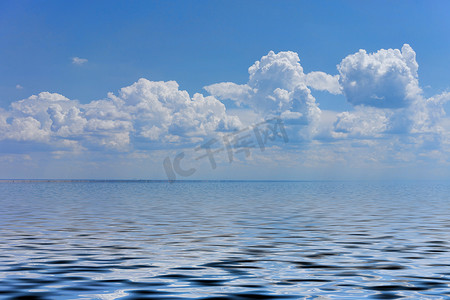 与大卵石海滩和蓝色大海的海景到地平线。