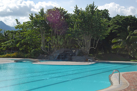 菲律宾八打雁省利帕市马拉拉亚特山的游泳池。