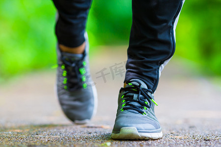 运动员跑步者人脚在路上跑步的鞋特写