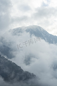 印度北锡金雾中的山峰