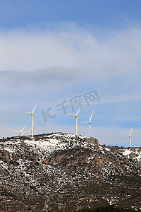 风车雪摄影照片_雪山上的风力发电机风车