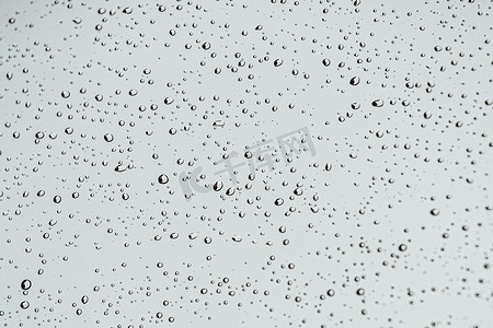 白色质感简约摄影照片_超级简约的白色背景雨滴落在具有超级质感和锐利水滴的水晶上