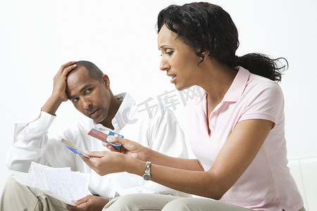 担心的非洲裔美国夫妇讨论账单