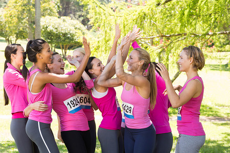 微笑的女性为提高乳腺癌意识而跑步