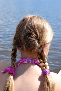 斯堪的纳维亚生活方式 - 女孩背带泳衣