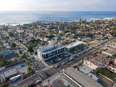 圣地亚哥 La Jolla Hermosa 小镇与小街道和别墅的鸟瞰图