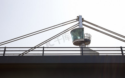 桥顶控制塔的特写视图
