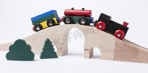 渐变蒸汽波渐变摄影照片_桥上的木制玩具火车
