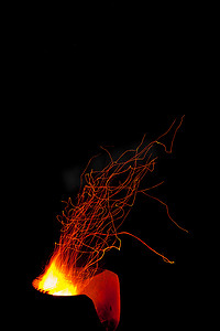 Firepit 营火火花飞入漆黑的夜晚