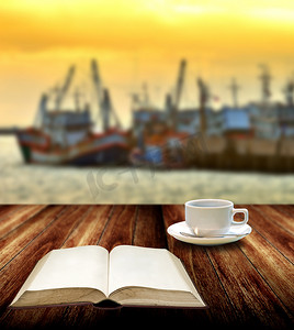 拿吸尘器的美女摄影照片_在码头旁阅读带咖啡杯的书