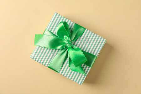 彩色背景、顶视图和文本空间上带绿色丝带的礼盒