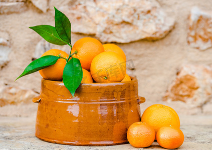 水果碗中带叶子的新鲜橙子的特写