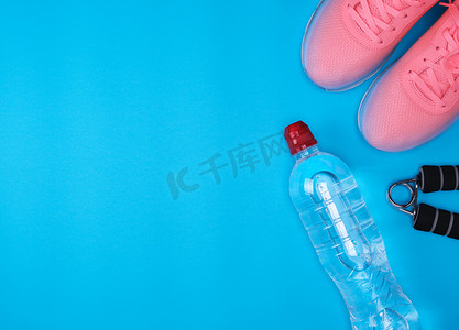粉色运动鞋、塑料水瓶和运动扩展器
