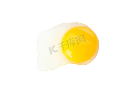 白色背景上分离的生蛋黄Raw egg yolk isolated on white background