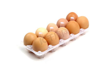 白色背景上孤立的塑料包装中的十几个棕色鸡蛋
