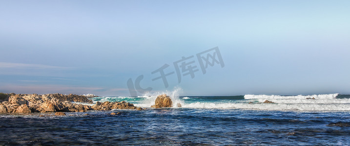 太平洋丛林中海浪拍打岩石的全景