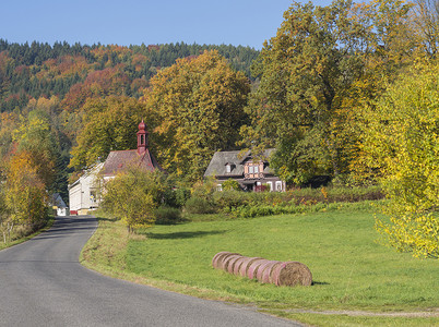 卢齐克霍里山秋季乡村景观中带稻草包的通往乡村教堂的道路