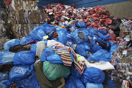 回收厂成堆的垃圾袋