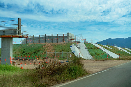 修建一条高架公路以防止公路洪水泛滥