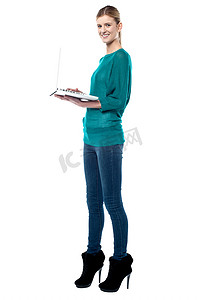 浏览摄影照片_青少年在她的笔记本电脑上浏览互联网
