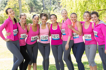微笑的女性为提高乳腺癌意识而跑步