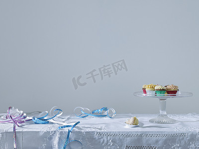 桌上的彩带和纸杯蛋糕