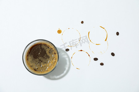 白色背景中的新鲜咖啡、咖啡豆和戒指、文字空间和顶视图