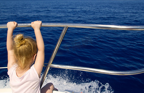动感水纹水花摄影照片_乘船航行的金发小女孩后视