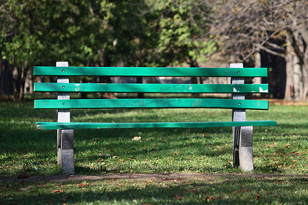 公园里的长椅摄影照片_公园里的空长椅