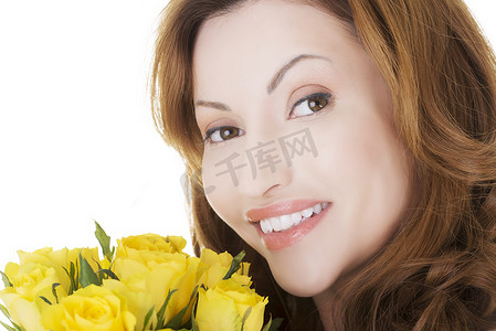 可爱黄人摄影照片_有黄玫瑰的可爱的偶然妇女。