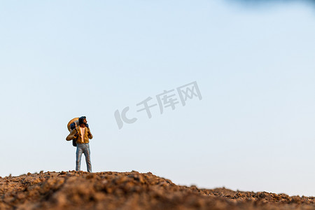 背着背包登山的旅行者。