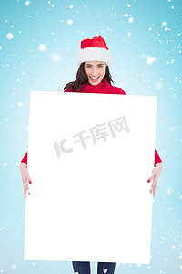戴着圣诞帽的快乐黑发女郎的合成图像显示白色海报