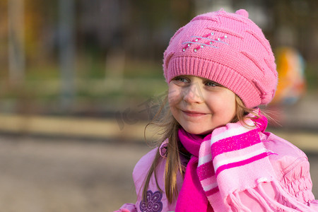粉红色帽子摄影照片_一个戴着粉红色帽子的小女孩的画像